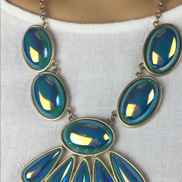 Coldwater Creek green opalescent necklace. - Picture 3 of 8